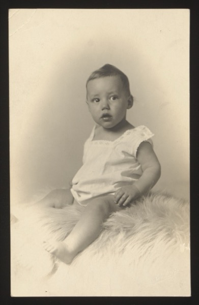 Front shows a baby portrait (approximately 15 months old), sitting on a fur rug wearing a white outfit. The child is identified as Walther-Leo, photographed in Mannheim in April 1923.