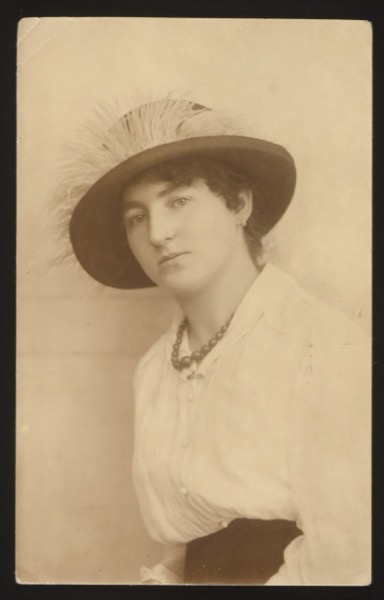 Front shows a portrait of a woman wearing a hat with a feather and pearl necklace, white blouse. The sender is identified as Susanne.