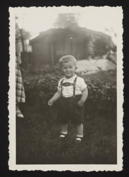 Identifies a person named Hansi Glaserer, dated 1938. Same person as in photo 0004 (4 years later).